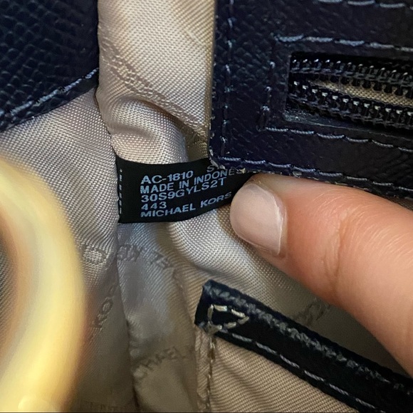 💘 Host Pick 💘 MK Sylvia Medium Crossgrain Leather Satchel - Picture 9 of 9